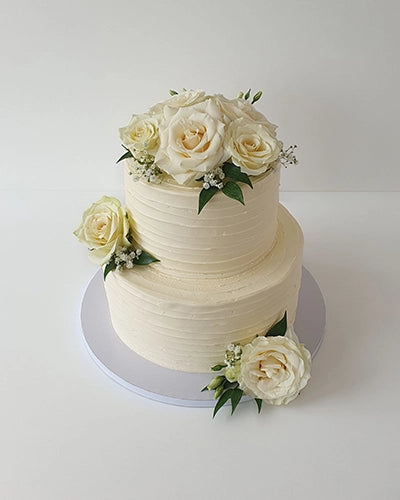 Suesse Freunde Hochzeitstorte mit frischen Blumen