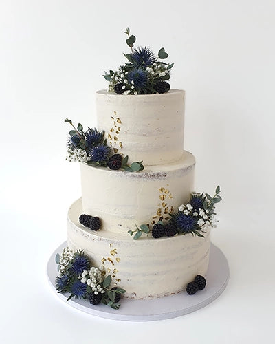 Suesse Freunde Hochzeitstorte mit Fruechten und Blumen