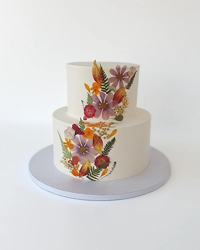 Suesse Freunde Hochzeitstorte mit geprressten Blueten