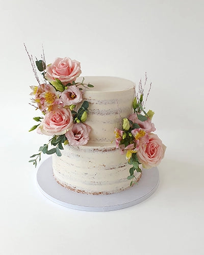 Suesse Freunde Hochzeitstorte mit Trockenblumen und frischen Blumen