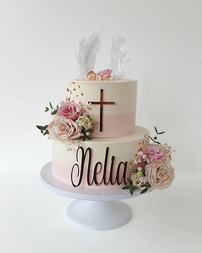 Suesse Freunde Tauftorte zweistoeckig mit Baby und Rosen