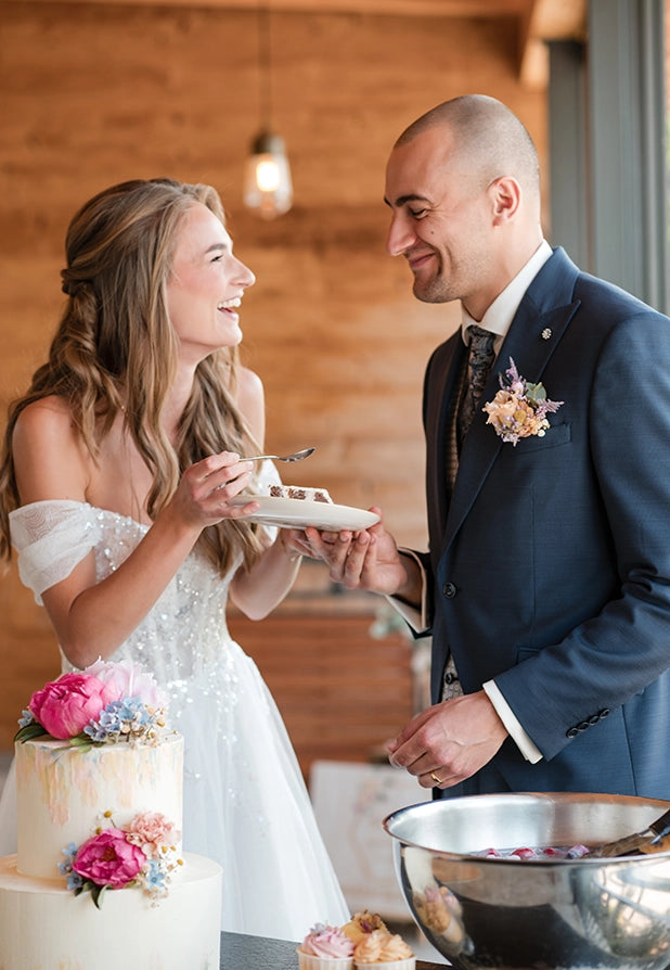 Suesse Freunde Styled Shoot Brautpaar probiert Hochzeitstorte