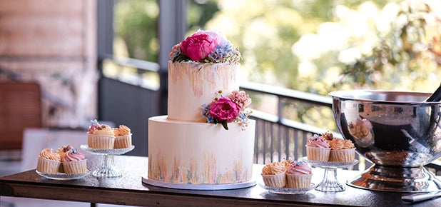 Suesse Freunde Styled Shoot Hochzeitstorte und Cupcakes