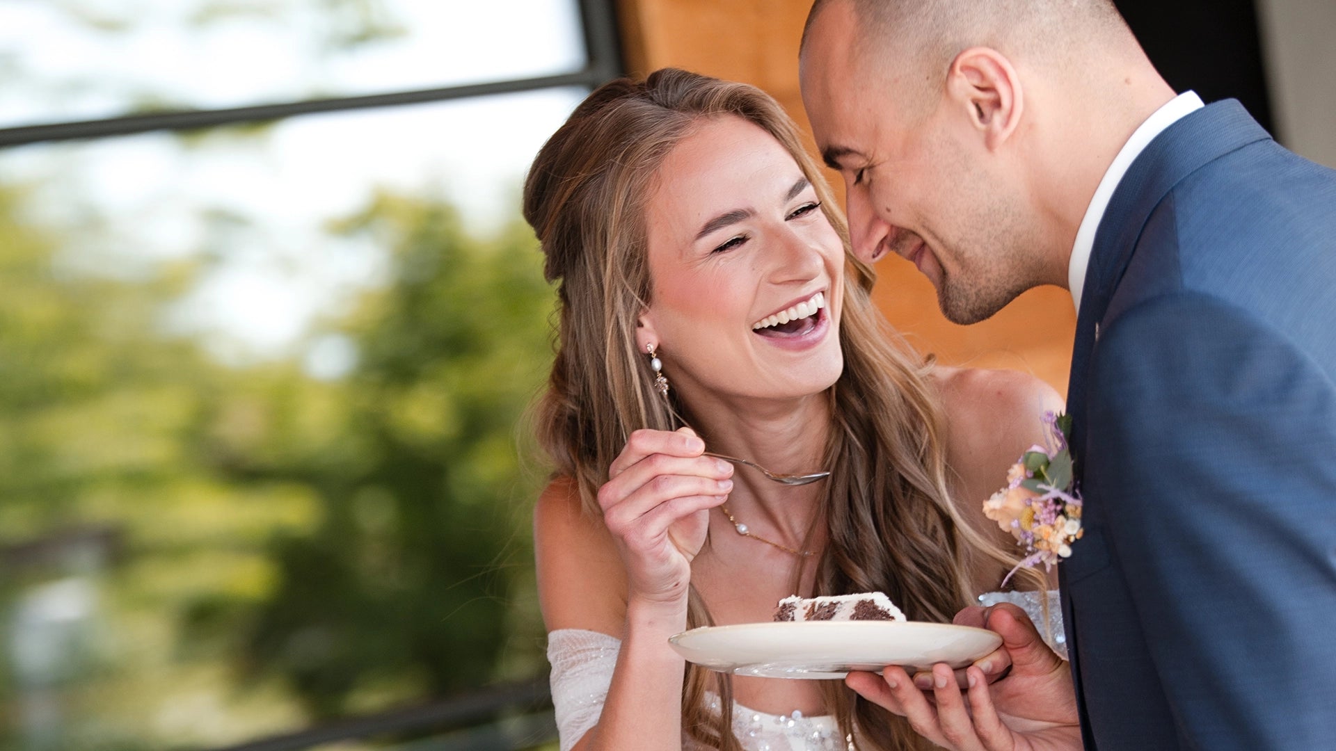 Suesse Freunde Styled Shoot Brautpaar Hochzeitstorte Header